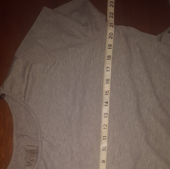 Casual T-shirt with zipper detail - Picture 4 of 4
